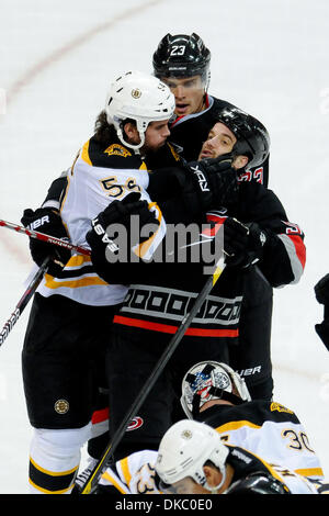 12 octobre 2011 - Raleigh, Caroline du Nord, États-Unis - Carolina Hurricanes Alexei Ponikarovsky aile gauche (23) et le défenseur Adam McQuaid, Bruins de Boston (54) ont quelques mots.Les ouragans défait les Bruins 3-2 au RBC Center de Raleigh en Caroline du Nord. (Crédit Image : © Anthony Barham/ZUMAPRESS.com)/Southcreek Banque D'Images