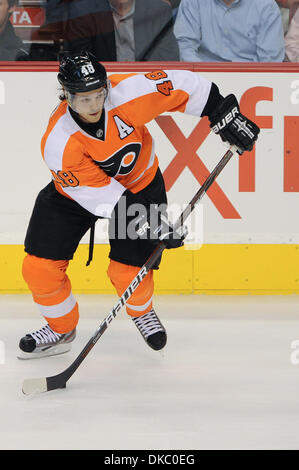 12 octobre 2011 - Philadelphie, Pennsylvanie, États-Unis - Flyers de Philadelphie Danny Briere centre (48) contrôle la rondelle dans la zone des Canucks. .Dans un jeu joué à la Wachovia Center de Philadelphie, Pennsylvanie,.les Flyers de Philadelphie mener les Canucks de Vancouver par un score de 3-1 à la demie. (Crédit Image : © Mike Southcreek/ZUMAPRESS.com)/human life by Sylvester Graham Banque D'Images