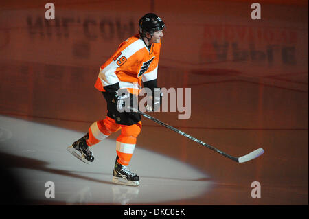 12 octobre 2011 - Philadelphie, Pennsylvanie, États-Unis - Flyers de Philadelphie aile gauche Scott Hartnell (19) au cours des cérémonies de jeu. Dans un jeu qui se joue à la Wachovia Center de Philadelphie, Pennsylvanie,.les Flyers de Philadelphie mener les Canucks de Vancouver par un score de 3-1 à la demie. (Crédit Image : © Mike Southcreek/ZUMAPRESS.com)/human life by Sylvester Graham Banque D'Images