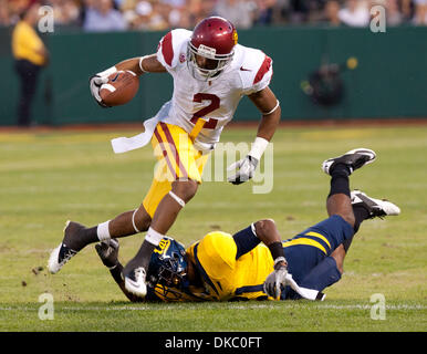 13 octobre 2011 - San Francisco, Californie, États-Unis - USC ROBERT WOODS, passe devant Cal's Keenan Allen lors de la victoire de l'USC 30-9 Cal. (Crédit Image : © Marty Bicek/ZUMAPRESS.com) Banque D'Images