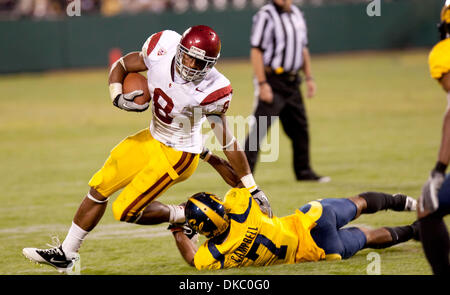 13 octobre 2011 - San Francisco, CA, USA - USC Nick Perry rompt le tackel de Cal's D.J. Campbell lors d'une victoire 30-9 l'USC. Cal vs USC football à AT & T Park le jeudi 13 octobre, 2011. Marty Bicek/ZumaPress.com (crédit Image : © Marty Bicek/ZUMAPRESS.com) Banque D'Images