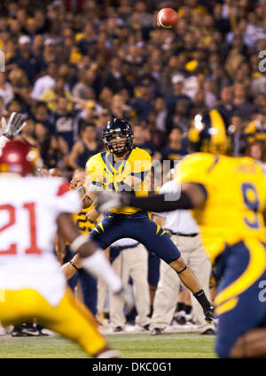 13 octobre 2011 - San Francisco, CA, USA - Cal's Zach Maynard jette une note au cours d'une perte de 30 à 21 de l'USC. Cal vs USC football à AT & T Park le jeudi 13 octobre, 2011. Marty Bicek/ZumaPress.com (crédit Image : © Marty Bicek/ZUMAPRESS.com) Banque D'Images