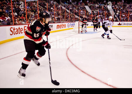 13 octobre, 2011 - Ottawa, Ottawa, Canada - 13 Oct 2011 : Eric Karlsson(65) au cours de l'action entre les Sénateurs d'Ottawa et l'Avalanche du Colorado à Ottawa, Ontario, Canada. (Crédit Image : © Leon Switzer/ZUMAPRESS.com)/Southcreek Banque D'Images