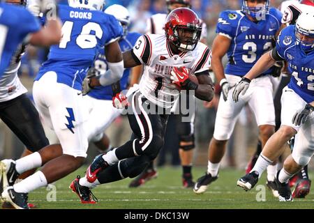 13 octobre 2011 - Colorado Springs, Colorado, États-Unis - San Diego State Aztecs tournant Retour Ronnie Hillman (13) se heurte à l'orifice pendant le premier trimestre. À la moitié du jeu est lié 17-17. L'Air Force Falcons hébergé San Diego State Aztecs à Falcon Stadium à Colorado Springs, CO (crédit Image : © Isaiah Downing/Southcreek/ZUMApress.com) Banque D'Images