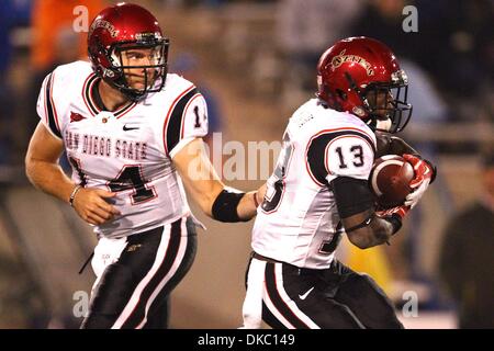 13 octobre 2011 - Colorado Springs, Colorado, États-Unis - San Diego State Aztecs quart-arrière Ryan Lindley (14) mains le ballon à San Diego State Aztecs tournant Retour Ronnie Hillman (13) au cours de la seconde moitié. L'Air Force Falcons hébergé San Diego State Aztecs à Falcon Stadium à Colorado Springs, CO (crédit Image : © Isaiah Downing/Southcreek/ZUMApress.com) Banque D'Images