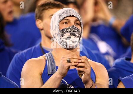13 octobre 2011 - Colorado Springs, Colorado, États-Unis - Fans dans la section 8 de la racine pour l'Air Force Falcons. L'Air Force Falcons hébergé San Diego State Aztecs à Falcon Stadium à Colorado Springs, CO (crédit Image : © Isaiah Downing/Southcreek/ZUMApress.com) Banque D'Images