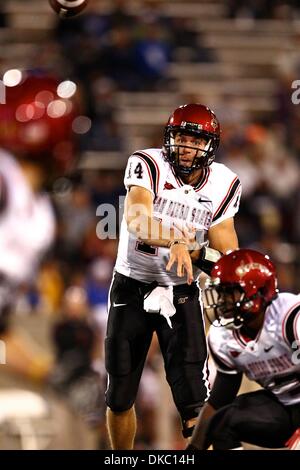 13 octobre 2011 - Colorado Springs, Colorado, États-Unis - San Diego State Aztecs quart-arrière Ryan Lindley (14) trouve un coéquipier de passer à. L'Air Force Falcons hébergé San Diego State Aztecs à Falcon Stadium à Colorado Springs, CO (crédit Image : © Isaiah Downing/Southcreek/ZUMApress.com) Banque D'Images