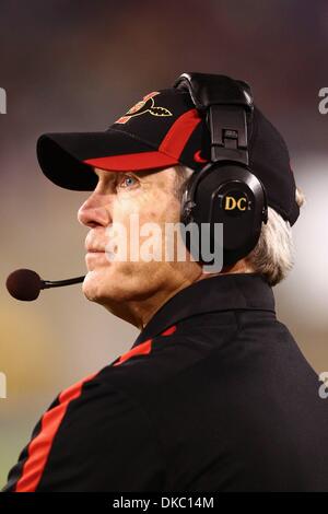 13 octobre 2011 - Colorado Springs, Colorado, États-Unis - San Diego State Aztecs Rocky entraîneur-chef Long regarde le tableau de bord au cours de la seconde période contre l'Air Force Falcons. L'Air Force Falcons hébergé San Diego State Aztecs à Falcon Stadium à Colorado Springs, CO (crédit Image : © Isaiah Downing/Southcreek/ZUMApress.com) Banque D'Images