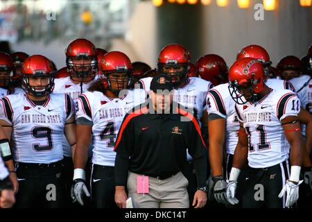 13 octobre 2011 - Colorado Springs, Colorado, États-Unis - San Diego joueurs Aztec attendre dans le tunnel derrière leur entraîneur-adjoint avant de prendre sur les faucons. L'Air Force Falcons hébergé San Diego State Aztecs à Falcon Stadium à Colorado Springs, CO (crédit Image : © Isaiah Downing/Southcreek/ZUMApress.com) Banque D'Images