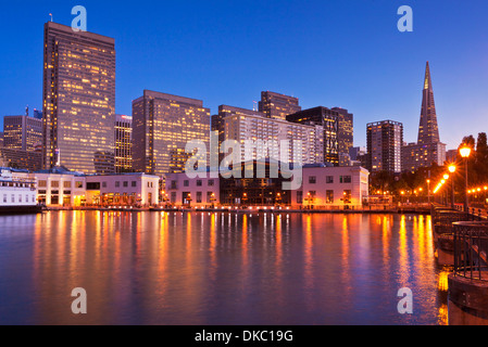 Nuit à San Francisco - le quartier financier et Transamerica Pyramid de Pier 7 California United States of America USA Banque D'Images