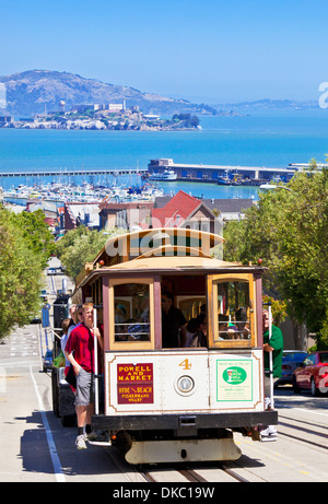 San Francisco cable car avec l'île d'Alcatraz dans la baie derrière la Californie USA États-Unis d'Amérique Banque D'Images