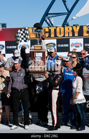 15 octobre 2011 - Las Vegas, Nevada, États-Unis - Ron Hornaday Jr., pilote de la # 2 Silverado de Chevrolet, Champion (à droite) descend vers le haut son trophée dans la victoire, après avoir remporté le NASCAR Camping World Truck Series Smith's 350 à Las Vegas Motor Speedway de Las Vegas, Nevada. C'est la première victoire Hornaday Jr. à Las Vegas après 11 tentatives. (Crédit Image : © Matt/ZUMAPRESS.com) Gdowski/Southcreek Banque D'Images