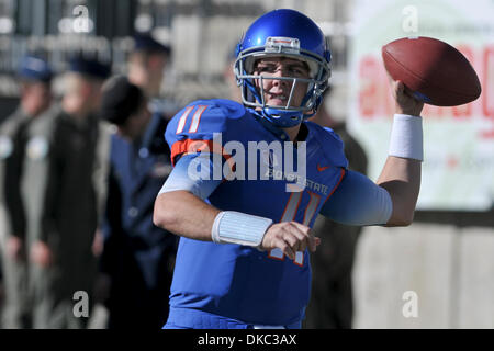 15 octobre 2011 - Fort Collins, Colorado, États-Unis d'Amérique - Boise State Broncos quarterback Kellen Moore (11) se réchauffe avant un match contre Colorado State à Sonny Lubick Field at Hughes Stadium. (Crédit Image : © Michael Furman/Southcreek/ZUMAPRESS.com) Banque D'Images