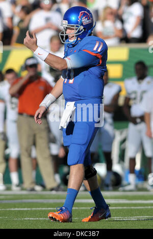 15 octobre 2011 - Fort Collins, Colorado, États-Unis d'Amérique - Boise State Broncos Kellen Moore (11) au cours d'un match contre le Colorado State Rams à Sonny Lubick Field at Hughes Stadium. La moitié de la Boise State mène la Colorado State 35-13. (Crédit Image : © Michael Furman/Southcreek/ZUMAPRESS.com) Banque D'Images