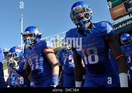 15 octobre 2011 - Fort Collins, Colorado, États-Unis d'Amérique - Boise State entre dans le domaine avant un match contre le Colorado State Rams à Sonny Lubick Field at Hughes Stadium. La moitié de la Boise State mène la Colorado State 35-13. (Crédit Image : © Michael Furman/Southcreek/ZUMAPRESS.com) Banque D'Images