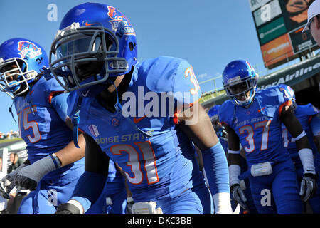 15 octobre 2011 - Fort Collins, Colorado, États-Unis d'Amérique - Boise State entre dans le domaine avant un match contre le Colorado State Rams à Sonny Lubick Field at Hughes Stadium. La moitié de la Boise State mène la Colorado State 35-13. (Crédit Image : © Michael Furman/Southcreek/ZUMAPRESS.com) Banque D'Images