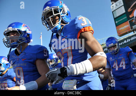 15 octobre 2011 - Fort Collins, Colorado, États-Unis d'Amérique - Boise State entre dans le domaine avant un match contre le Colorado State Rams à Sonny Lubick Field at Hughes Stadium. La moitié de la Boise State mène la Colorado State 35-13. (Crédit Image : © Michael Furman/Southcreek/ZUMAPRESS.com) Banque D'Images