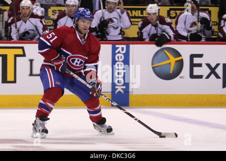15 octobre 2011 - Montréal, Québec, Canada - Les Canadiens de Montréal en avant David Desharnais (51) fait une passe en première période action pendant le match des Canadiens de Montréal contre l'Avalanche du Colorado au Centre Bell. Après une période, Montréal et Colorado sont à égalité 1-1. (Crédit Image : © Philippe Champoux/Southcreek/ZUMAPRESS.com) Banque D'Images