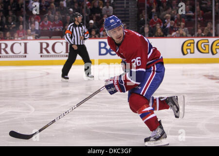 15 octobre 2011 - Montréal, Québec, Canada - Canadiens de Montreal le défenseur Josh Gorges (26) chasse la rondelle en deuxième période action pendant le match des Canadiens de Montréal contre l'Avalanche du Colorado au Centre Bell. Après deux périodes, le Colorado mène 4-3. (Crédit Image : © Philippe Champoux/Southcreek/ZUMAPRESS.com) Banque D'Images