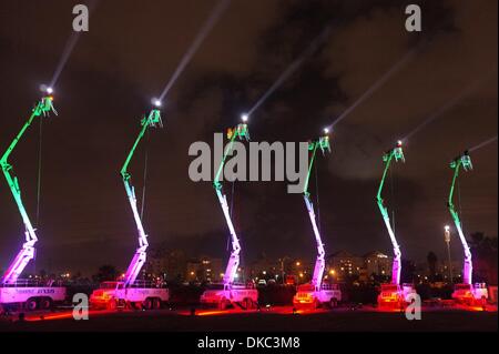 Tel Aviv, Israël. 08Th Nov, 2013. Israël Electric Company, IEC, allume la bougie de Hanoucca huitième sur un terrain de 28 mètres de hauteur de record du monde à la lecture de la menorah Power Station à Tel Aviv. Les branches de la menorah shine neuf rayons de lumière blanche d'une hauteur de 10 kilomètres. Tel Aviv, Israël. 4-Dec-2013. Ministre de l'infrastructure nationale, Silvan Shalom et président de l'Israel Electric Company, Yiftah Ron-Tal, allumer la bougie de Hanoucca huitième sur un terrain de 28 mètres de hauteur à la menorah de rupture record Lecture Power Station. Credit : Alon Nir/Alamy Live News Banque D'Images