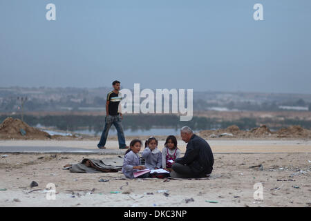 4 décembre 2013 - Bande de Gaza - Un palestinien enseigne à ses filles dans une rue publique pendant la panne près de la frontière avec Israël dans le nord de la bande de Gaza. (Crédit Image : © Ahmed Deeb/NurPhoto/ZUMAPRESS.com) Banque D'Images