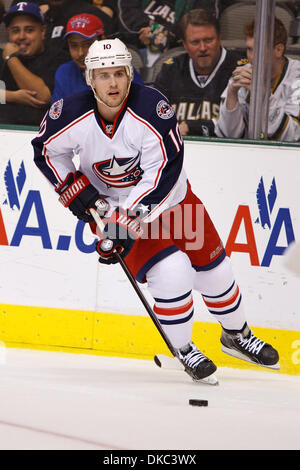 15 octobre 2011 - Dallas, Texas, US - Blue Jackets de Columbus sur Kris Russell (10) au cours de l'action entre les Stars de Dallas et les Blue Jackets de Columbus. Dallas bat 4-2 Columbus à l'American Airlines Center. (Crédit Image : © Andrew Dieb/ZUMAPRESS.com)/Southcreek Banque D'Images