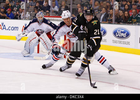 15 octobre 2011 - Dallas, Texas, US - Dallas Stars de l'avant le Loui Eriksson (21) et Blue Jackets de Columbus Marc Methot (joueur 3) au cours de l'action entre les Stars de Dallas et les Blue Jackets de Columbus. Dallas bat 4-2 Columbus à l'American Airlines Center. (Crédit Image : © Andrew Dieb/ZUMAPRESS.com)/Southcreek Banque D'Images