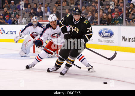 15 octobre 2011 - Dallas, Texas, US - Dallas Stars de l'avant le Loui Eriksson (21) et Blue Jackets de Columbus Marc Methot (joueur 3) au cours de l'action entre les Stars de Dallas et les Blue Jackets de Columbus. Dallas bat 4-2 Columbus à l'American Airlines Center. (Crédit Image : © Andrew Dieb/ZUMAPRESS.com)/Southcreek Banque D'Images