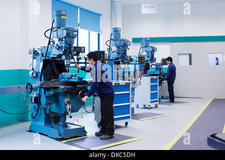 Les travailleurs de l'usine de fabrication de petites pièces en Chine Banque D'Images