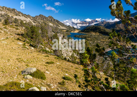 Vue sur le Lac d'aumar et Lac d'Aubert, Reserva Natural de Réserve Naturelle du Néouvielle, Pyrénées, France, Europe. Banque D'Images