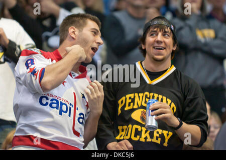 13 octobre 2011 - Pittsburgh, Pennsylvanie, États-Unis - Fans réagir après avoir regardé un combat entre les pingouins et les capitales. Les Capitals de Washington a battu les Penguins de Pittsburgh 3-2 en prolongation au CONSOL Energy Center à Pittsburgh, Pennsylvanie. (Crédit Image : © Frank Jansky/ZUMAPRESS.com)/Southcreek Banque D'Images