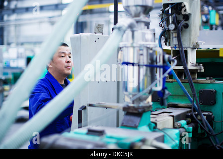 Travailleur de l'usine de fabrication de petites pièces en Chine Banque D'Images