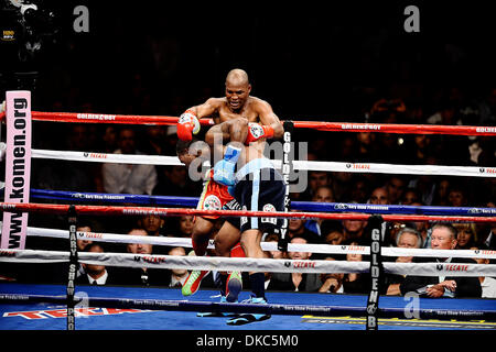 15 octobre 2011 - Los Angeles, Californie, États-Unis - BERNARD HOPKINS (lignes rouges) perd par TKO au deuxième tour après le TCHAD DAWSON levé Hopkins au large de ses pieds et jusqu'à la natte, nuisant à son épaule et devenir incapable de poursuivre la lutte au Staples Center. Dawson prend le WBC light Heavyweight Title. (Crédit Image : ©/ZUMAPRESS.com) Blevins génique Banque D'Images