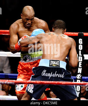 Oct 15,2011. Los Angeles, Californie, USA. (En rouge les lignes externes)Bernard Hopkins perd par TKO au 2ème tour après le Tchad Dawson levé Bernard off ses pieds et jusqu'à la mat et blessé son épaule et n'a pas été en mesure de continuer la lutte au Staples centers. Chad Dawson prend le WBC light Heavyweight Title. (Crédit Image : ©/ZUMAPRESS.com) Blevins génique Banque D'Images