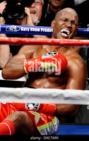 Oct 15,2011. Los Angeles, Californie, USA. (En rouge les lignes externes)Bernard Hopkins perd par TKO au 2ème tour après le Tchad Dawson levé Bernard off ses pieds et jusqu'à la mat et blessé son épaule et n'a pas été en mesure de continuer la lutte au Staples centers. Chad Dawson prend le WBC light Heavyweight Title. (Crédit Image : ©/ZUMAPRESS.com) Blevins génique Banque D'Images