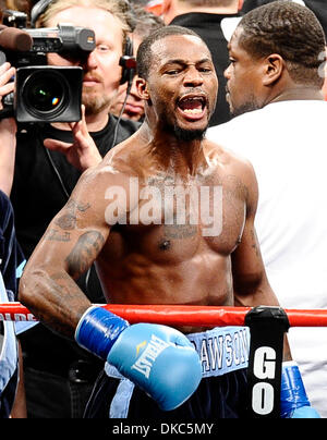 Oct 15,2011. Los Angeles, Californie, USA. Chad Dawson crie retour à la foule comme ils boo lui après qu'il a levé ses pieds arrêt Bernard Hopkins et tomba à l'matt et blessé son épaule et n'a pas été en mesure de continuer la lutte au Staples centers. Chad Dawson a pris le WBC light heavyweight title par TKO à Los Angeles. (Crédit Image : ©/ZUMAPRESS.com) Blevins génique Banque D'Images