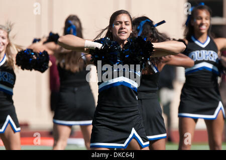 15 octobre 2011 - Durham, Caroline du Nord, États-Unis - Duc cheerleaders. Florida State bat Duc 41-16 à Wallace Wade Stadium, Durham NC. (Crédit Image : © Mark Abbott/Southcreek/ZUMAPRESS.com) Banque D'Images