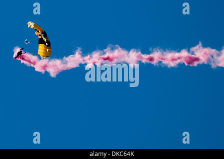 15 octobre 2011 - Durham, Caroline du Nord, États-Unis - Membres de l'armée de chevaliers d'or de l'équipe de parachute. Florida State bat Duc 41-16 à Wallace Wade Stadium, Durham NC. (Crédit Image : © Mark Abbott/Southcreek/ZUMAPRESS.com) Banque D'Images