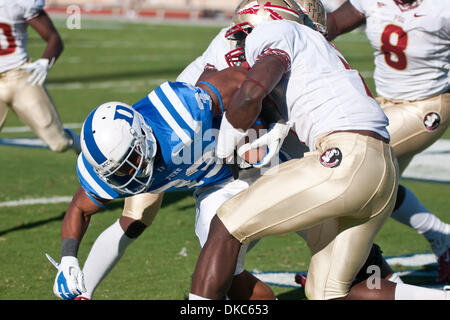 15 octobre 2011 - Durham, Caroline du Nord, États-Unis - Duke Blue Devils running back Desmond Scott (33) est abordé. Florida State bat Duc 41-16 à Wallace Wade Stadium, Durham NC. (Crédit Image : © Mark Abbott/Southcreek/ZUMAPRESS.com) Banque D'Images