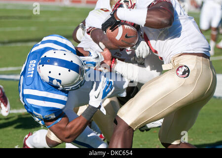 15 octobre 2011 - Durham, Caroline du Nord, États-Unis - Duke Blue Devils running back Desmond Scott (33) est dépouillé de la balle. Florida State bat Duc 41-16 à Wallace Wade Stadium, Durham NC. (Crédit Image : © Mark Abbott/Southcreek/ZUMAPRESS.com) Banque D'Images