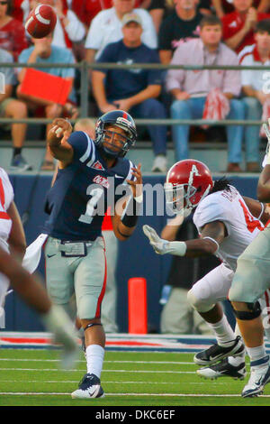 15 octobre 2011 - Oxford, Mississippi, États-Unis d'Amérique - Ole Miss QB Randall Mackey (1) throws de profondeur au cours de l'Alabama's 52-7 gagner Mlle Ole (crédit Image : © Hays Collins/ZUMAPRESS.com)/Southcreek Banque D'Images