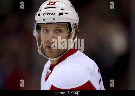 15 octobre 2011 - Saint Paul, Minnesota, États-Unis - Detroit Red Wings le défenseur Brad Stuart (23) dans la partie de hockey entre les Red Wings de Detroit et le Wild du Minnesota à l'Xcel Energy Center à St Paul, Minnesota. Les Red Wings a gagné le match 3-2 en prolongation. (Crédit Image : © Steve/Kotvis ZUMAPRESS.com)/Southcreek Banque D'Images