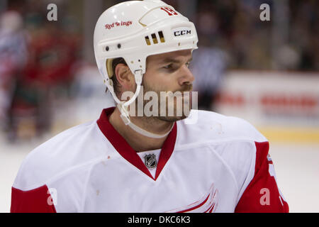 15 octobre 2011 - Saint Paul, Minnesota, États-Unis - Detroit Red Wings le défenseur Ian White (18) dans la partie de hockey entre les Red Wings de Detroit et le Wild du Minnesota à l'Xcel Energy Center à St Paul, Minnesota. Les Red Wings a gagné le match 3-2 en prolongation. (Crédit Image : © Steve/Kotvis ZUMAPRESS.com)/Southcreek Banque D'Images