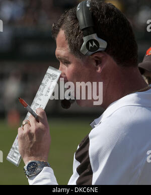 16 octobre 2011 - Oakland, CA, USA - Oakland Raiders vs Cleveland Browns chez O.co Coliseum Dimanche 16 Octobre, 2011. L'entraîneur-chef Pat Shurmur Browns..Raiders Beat Browns 24-17 (crédit Image : © Al/ZUMAPRESS.com) Golub Banque D'Images