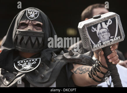 16 octobre 2011 - Oakland, CA, USA - Oakland Raiders vs Cleveland Browns chez O.co Coliseum Dimanche 16 Octobre, 2011. Se souvenir des fans Al Davis..Raiders Beat Browns 24-17 (crédit Image : © Al/ZUMAPRESS.com) Golub Banque D'Images