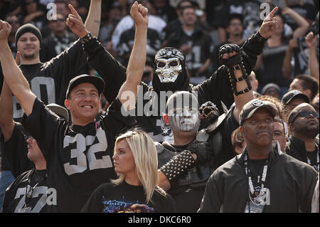 16 octobre 2011 - Oakland, CA, USA - Oakland Raiders vs Cleveland Browns chez O.co Coliseum Dimanche 16 Octobre, 2011. Raider Fans salute Al Davis..Raiders Beat Browns 24-17 (crédit Image : © Al/ZUMAPRESS.com) Golub Banque D'Images