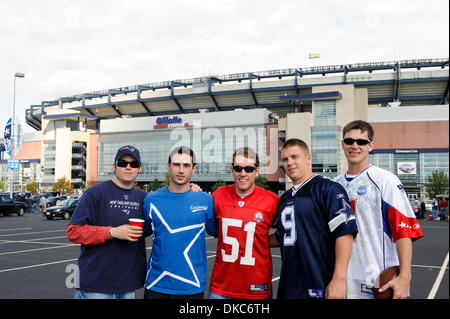 16 octobre 2011 - Foxborough, Massachusetts, États-Unis - Fans posent devant Gillette Stadium avant la NFL match entre les Dallas Cowboys jouent les New England Patriots. (Crédit Image : © Geoff Southcreek/ZUMAPRESS.com)/Bolte Banque D'Images