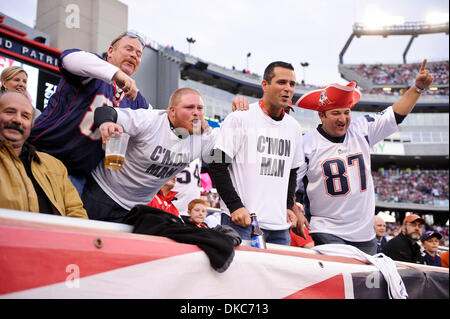 16 octobre 2011 - Foxborough, Massachusetts, États-Unis - Fans de racine pour l'équipe à domicile patriotes. Le New England Patriots vaincre les Dallas Cowboys 20 - 16 au Stade Gillette. (Crédit Image : © Geoff Southcreek/ZUMAPRESS.com)/Bolte Banque D'Images