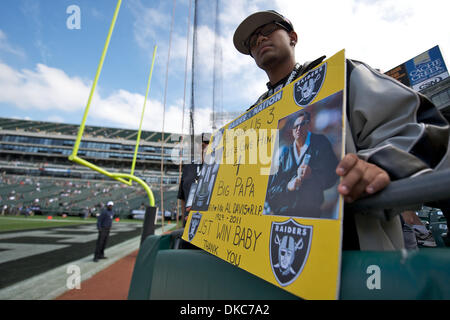 16 octobre 2011 - Oakland, Californie, États-Unis - Un ventilateur Raiders nous tend un signe de commémorer Al Davis avant le match de la NFL entre les Cleveland Browns et les Oakland Raiders chez O.co Coliseum à Oakland, CA. Les raiders lieu le pour une victoire 24-17. (Crédit Image : © Matt Cohen/Southcreek/ZUMAPRESS.com) Banque D'Images