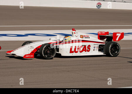 16 octobre 2011 - Las Vegas, Nevada, États-Unis - Esteban Guerrieri, conducteur de la # 7 Lucas Oil Dallara, attend dans sa voiture pour la précaution d'effacer après un crash course pendant la course passionnante au Firestone Indy Lights Series 100 Las Vegas à Las Vegas Motor Speedway de Las Vegas, Nevada. (Crédit Image : © Matt/ZUMAPRESS.com) Gdowski/Southcreek Banque D'Images